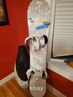 Burton Lux 43 143cm Women's Twin-Tip Snowboard withBurton Bindings