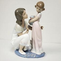 LLADRO 5989 A MOTHER'S TOUCH PORCELAIN FIGURINE Mint Condition No Box HTF