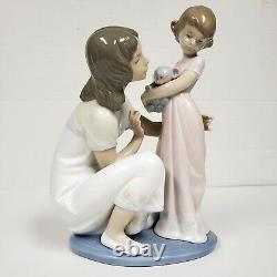 LLADRO 5989 A MOTHER'S TOUCH PORCELAIN FIGURINE Mint Condition No Box HTF