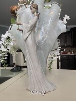 Lladro 6376 LIGHT AND LIFE 14.5 (Lady with Candle) MINT. Retails For $470
